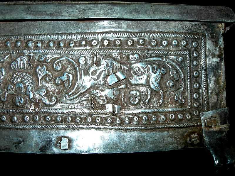 sirihbox-silver-gold-side1-horse-ornament