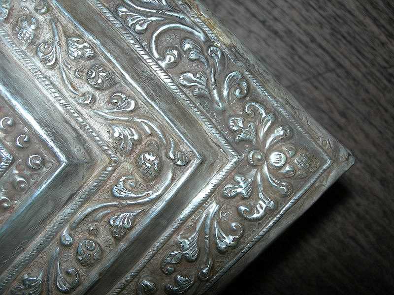 sirihbox-silver-gold-scroll-laves-corner-ornament