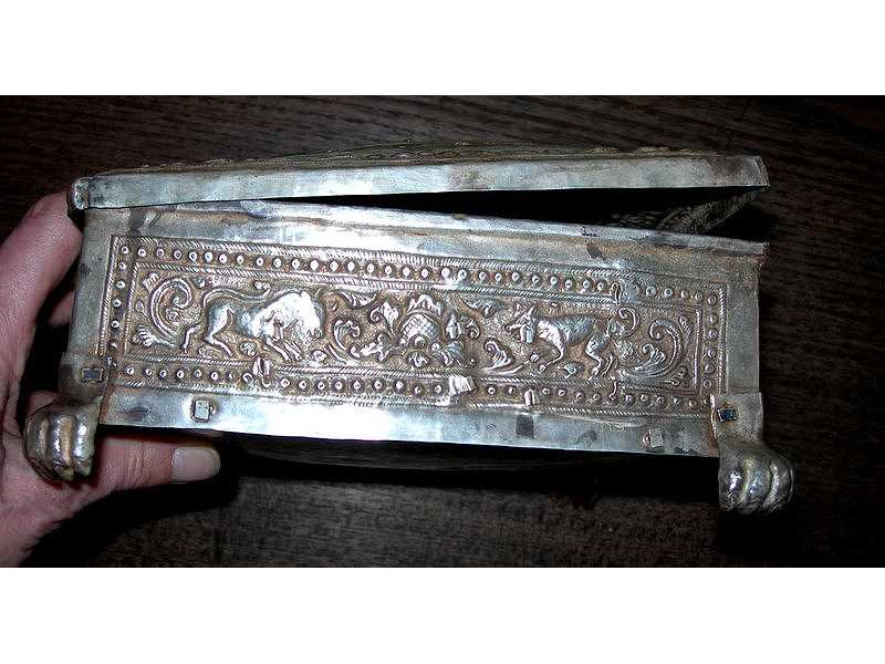 sirihbox-silver-gold-side3-bull-jackal-ornament