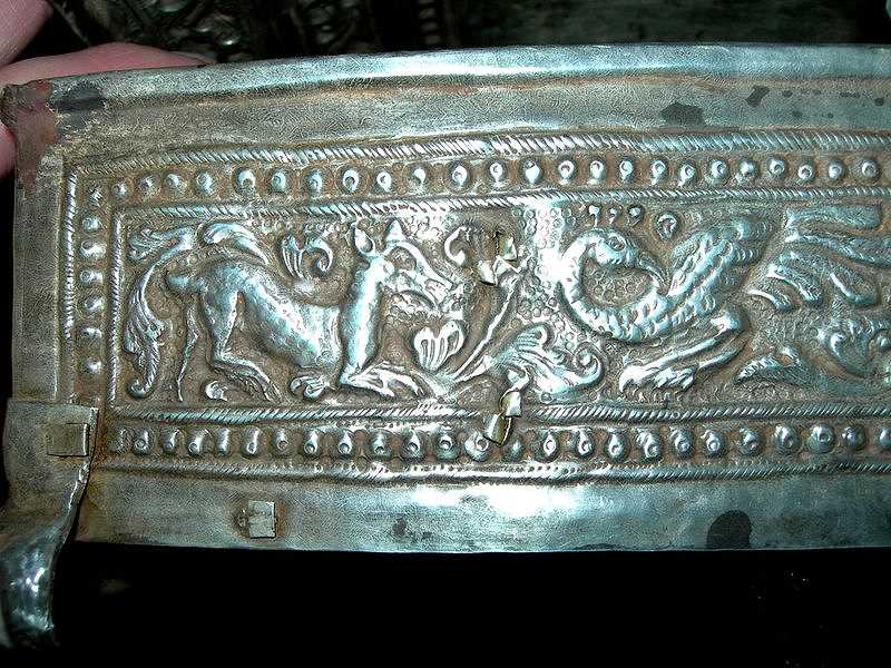sirihbox-silver-gold-side4-lft-deer-goose-ornament