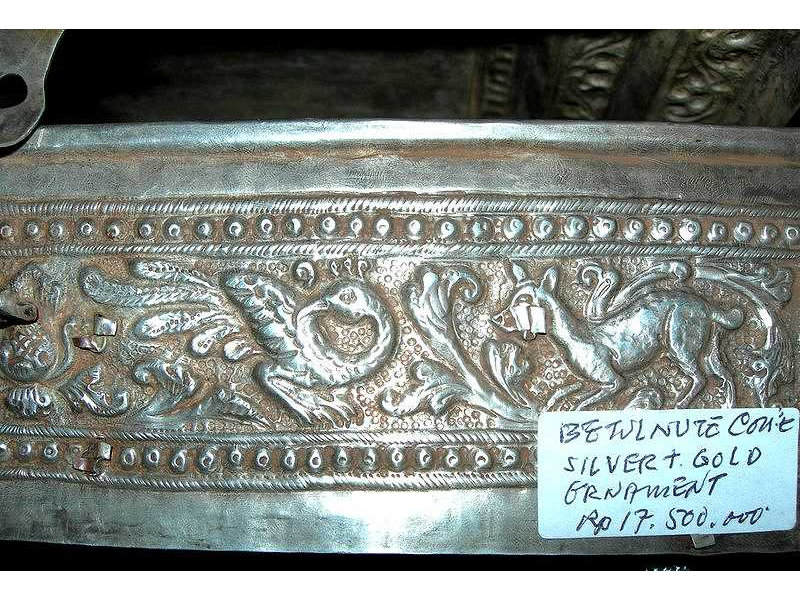 sirihbox-silver-gold-side4-rght-peacock-deer-ornament