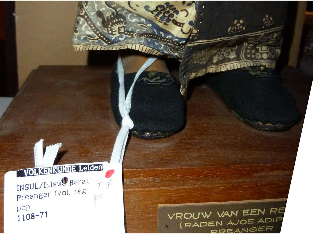 doll-Preanger-Java-Raden-Ayu-shoes-RMV-1108-71